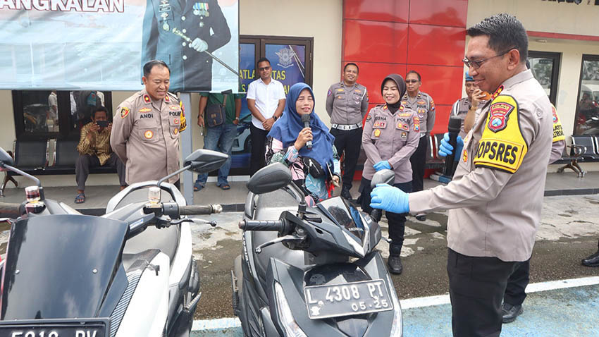 Polres Bangkalan Serahkan Sepeda Motor yang Ditinggal di Suramadu kepada Pemiliknya