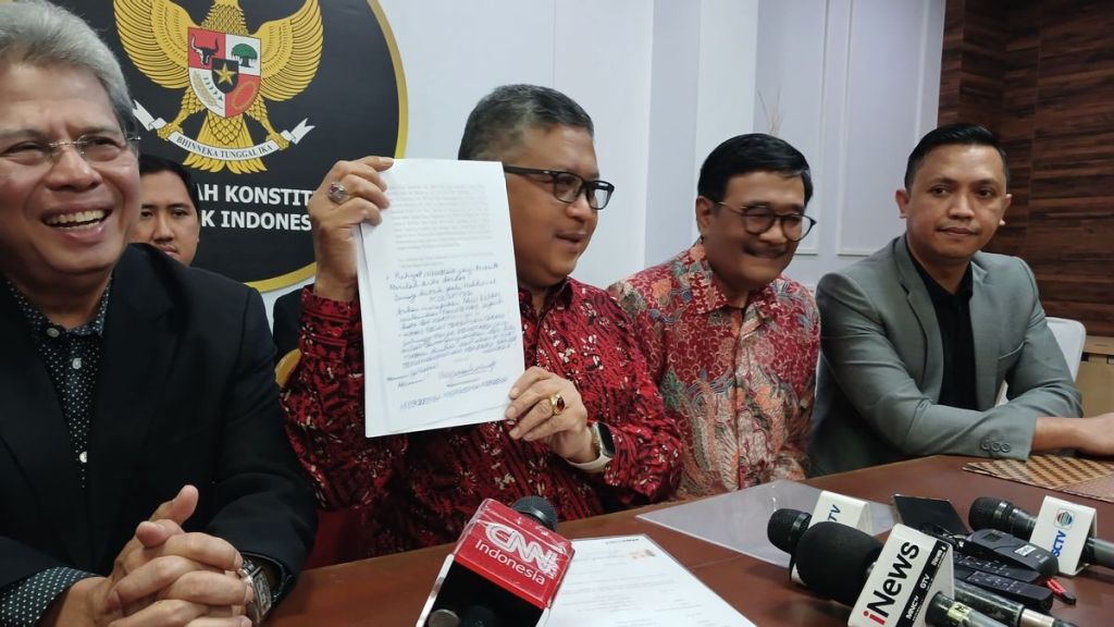 Hasto PDIP Serahkan Amicus Curiae Dari Megawati ke&nbsp;MK