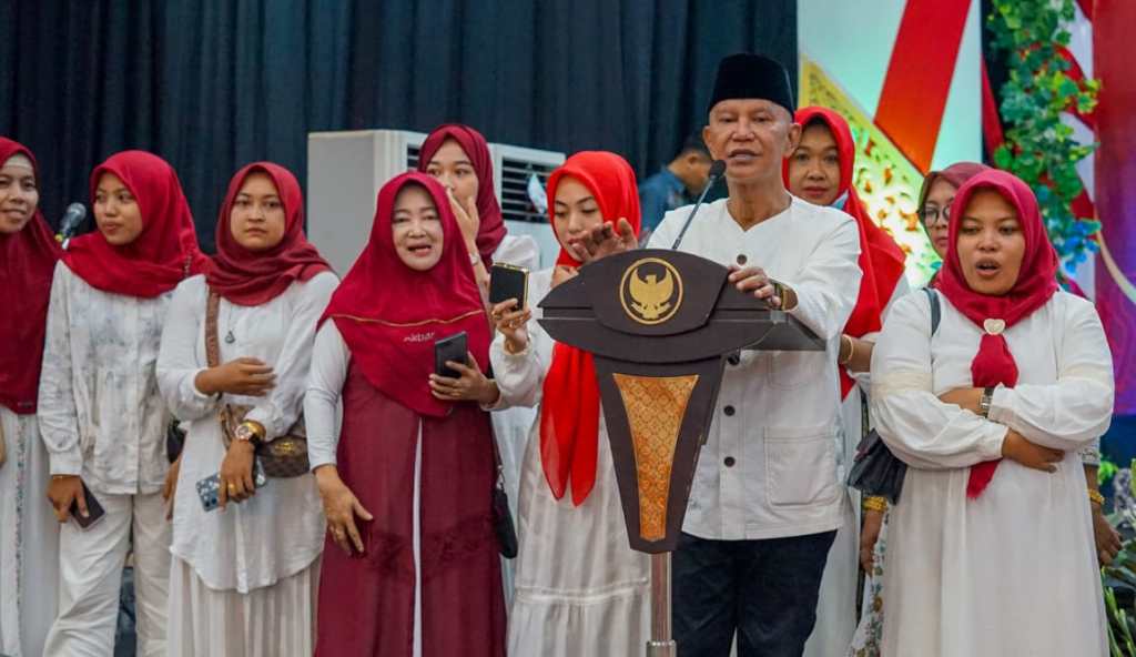 H-1 Lebaran, MH Said Abdullah Bagikan Zakat Mal pada Ribuan Ibu-ibu PKK&nbsp;Sumenep
