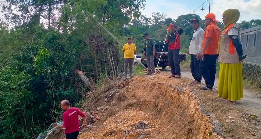 Dua Titik Longsor di Sampang Dapat Bantuan Logistik Darurat dari&nbsp;BPBD
