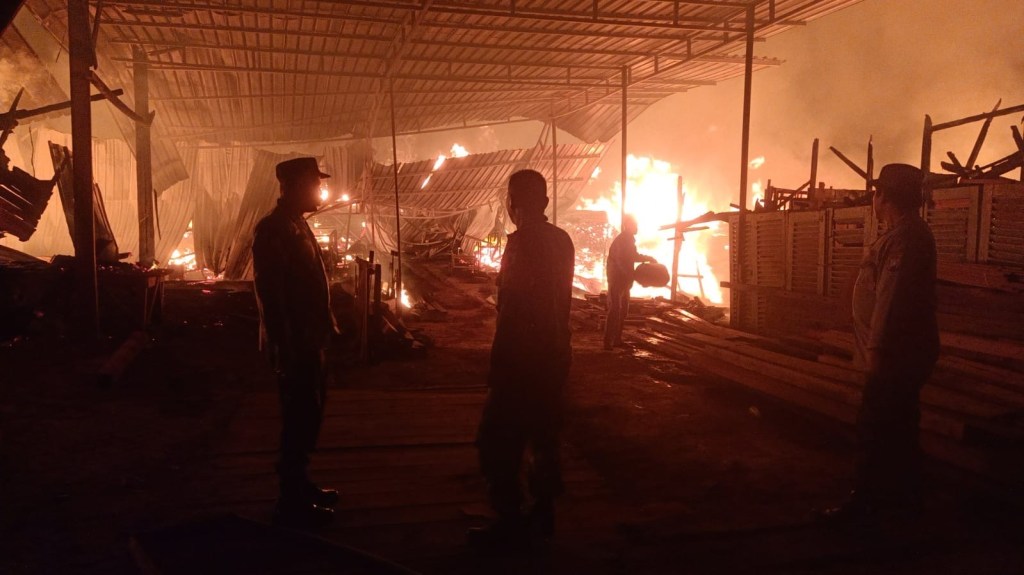 Gudung Tempat Penyimpanan Kayu Antik di Sumenep Dilalap&nbsp;Api