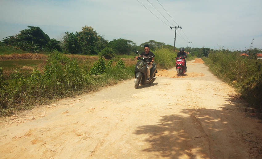 Warga Asem Nonggal Keluhkan Jalan Rusak dan Minimnya&nbsp;Penerangan
