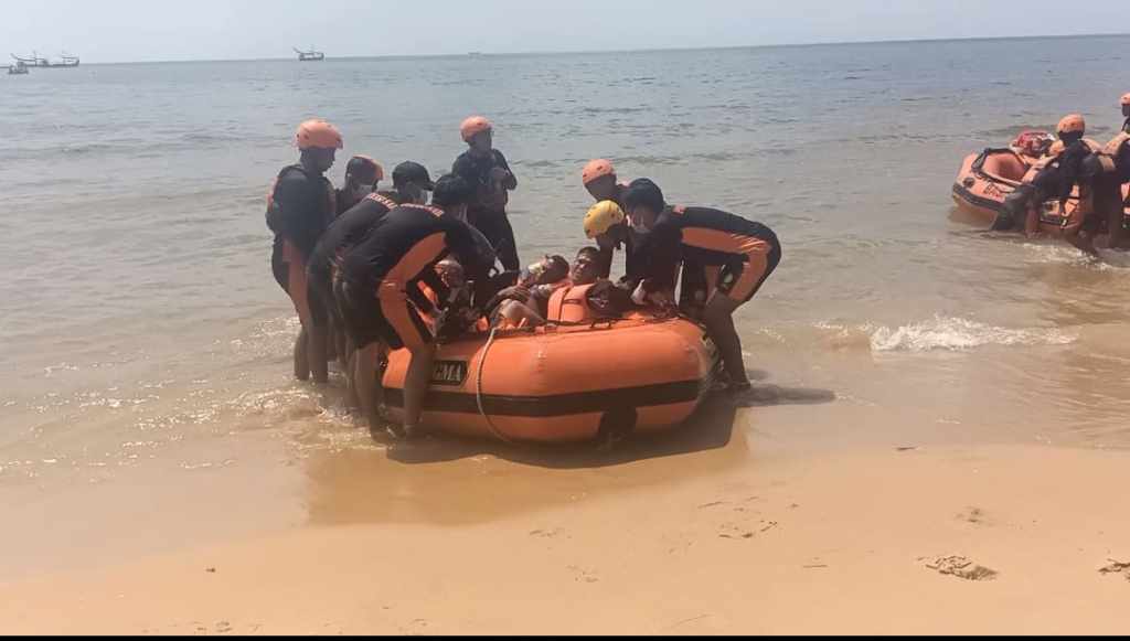 Simulasi Teknik Pertolongan di Permukaan Air: Tim SAR Gerak Cepat Evakuasi Korban Laka Laut di&nbsp;Sumenep