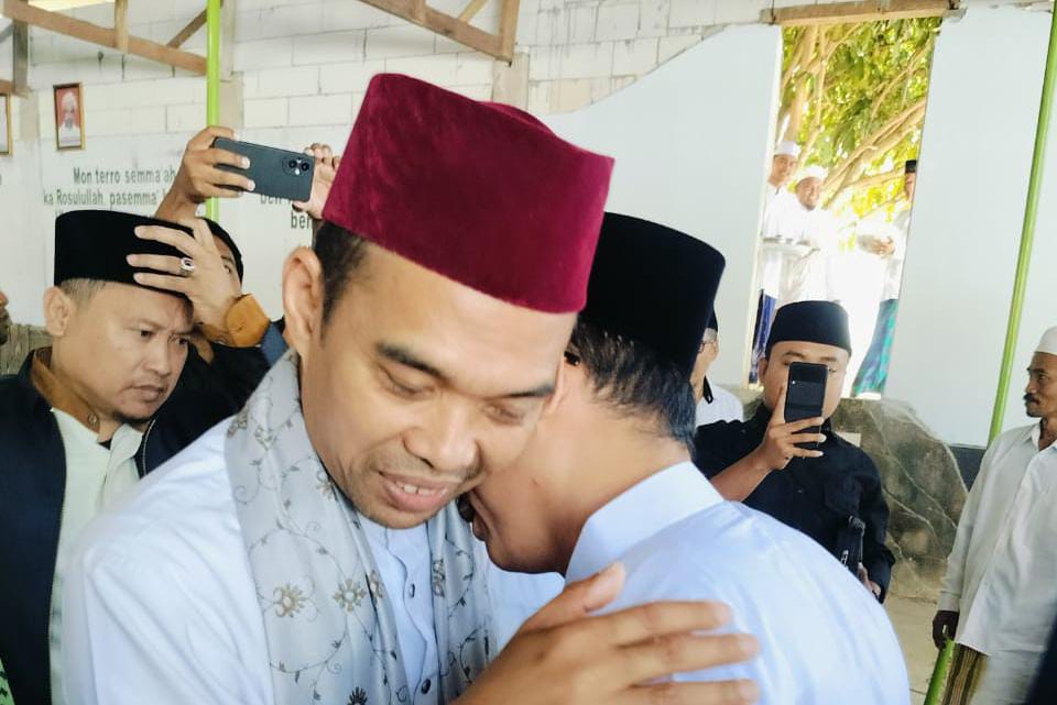 Achmad Baidowi Sambut Ustadz Abdul Somad: Momen Hangat Berpelukan hingga&nbsp;Selfie