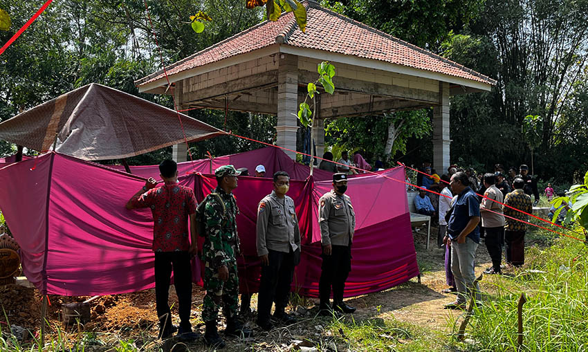 Dicurigai Kematiannya Janggal, Kuburan di Sampang Dibongkar Polisi