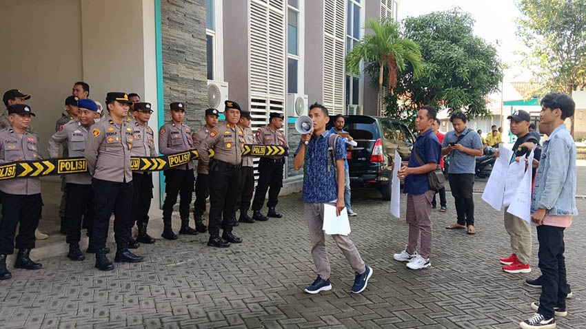 Kesenjangan Pendidikan, FKPB Demo Kantor Dinas Pendidikan Bangkalan