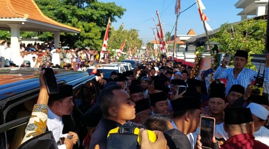 Kedatangan Kades Ketapang Daya Disambut Antusias Ribuan Warga Pasca-Hukuman Penjara