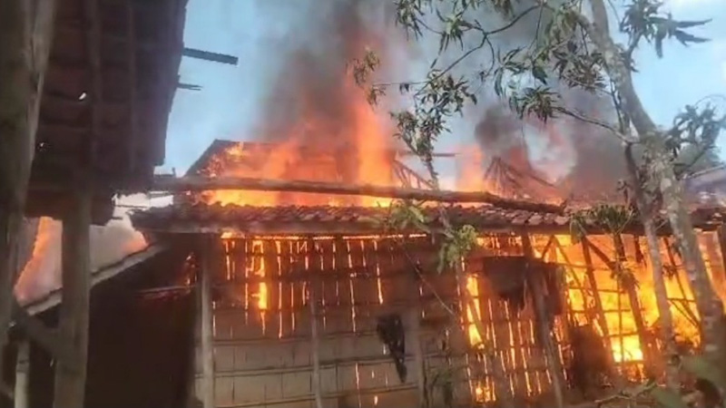 Ditinggal Panen Tembakau, Dua Rumah Warga Desa Blu’uran Terbakar